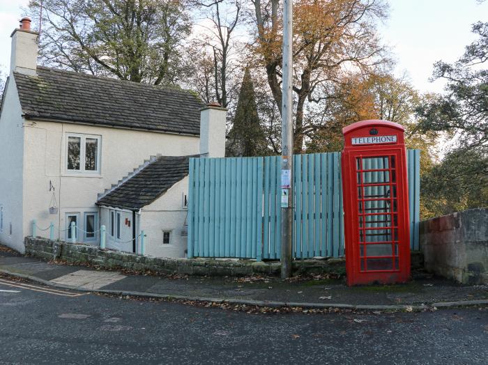 Toll Bar Cottage, Baslow, Derbyshire. Three-bedroom riverside home near amenities. Woodburning stove