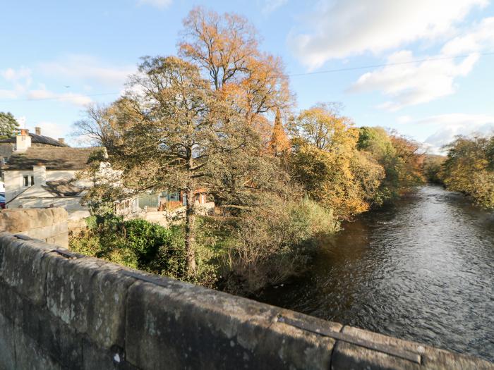 Toll Bar Cottage, Baslow, Derbyshire. Three-bedroom riverside home near amenities. Woodburning stove