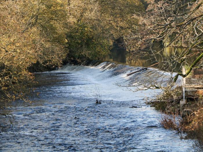 Toll Bar Cottage, Baslow, Derbyshire. Three-bedroom riverside home near amenities. Woodburning stove