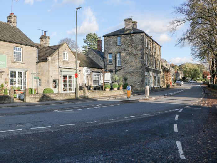 Toll Bar Cottage, Baslow, Derbyshire. Three-bedroom riverside home near amenities. Woodburning stove