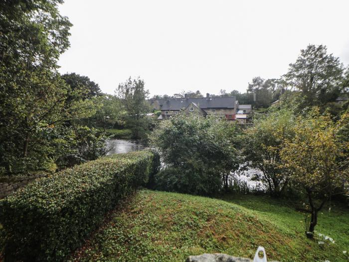 Toll Bar Cottage, Baslow, Derbyshire. Three-bedroom riverside home near amenities. Woodburning stove