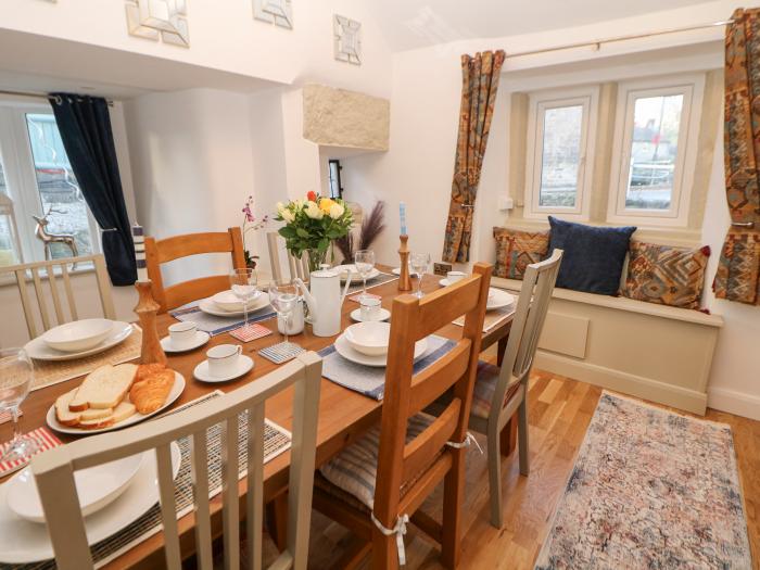 Toll Bar Cottage, Baslow, Derbyshire. Three-bedroom riverside home near amenities. Woodburning stove