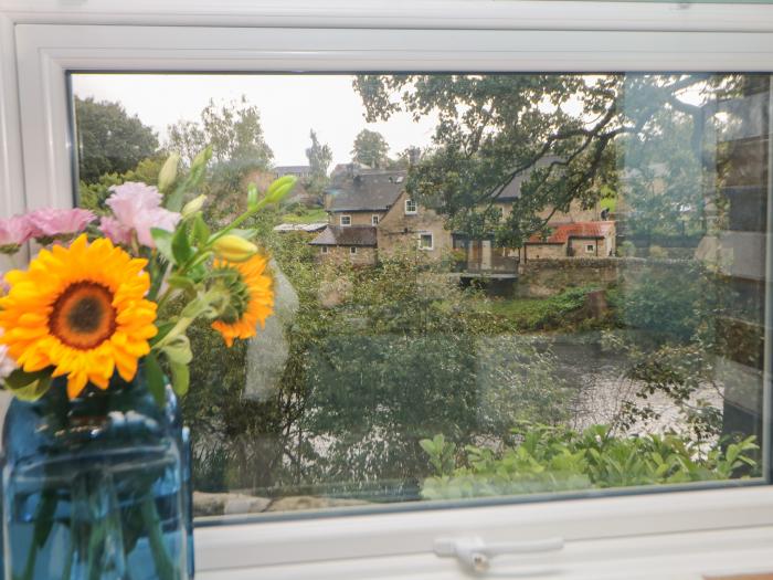 Toll Bar Cottage, Baslow, Derbyshire. Three-bedroom riverside home near amenities. Woodburning stove