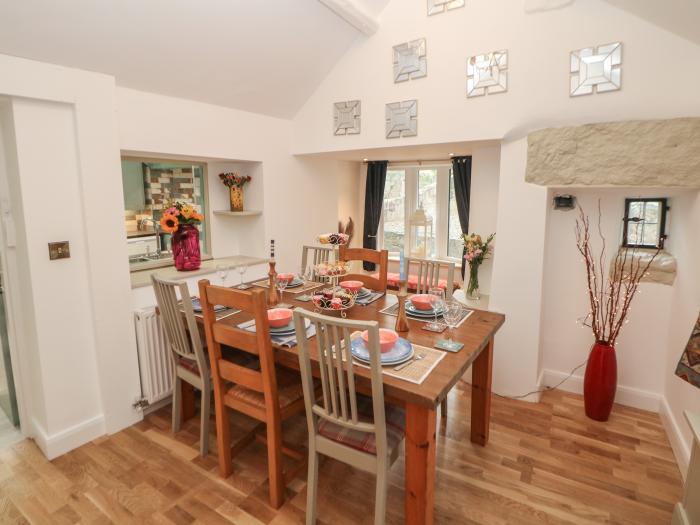 Toll Bar Cottage, Baslow, Derbyshire. Three-bedroom riverside home near amenities. Woodburning stove