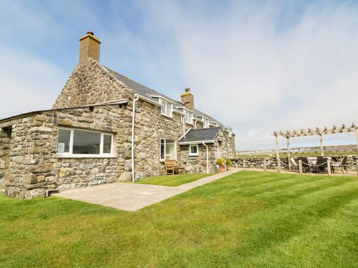 Ffermdy is in Dyffryn Ardudwy, Gwynedd. Three-bedroom home near amenities and beach. Mountain views.