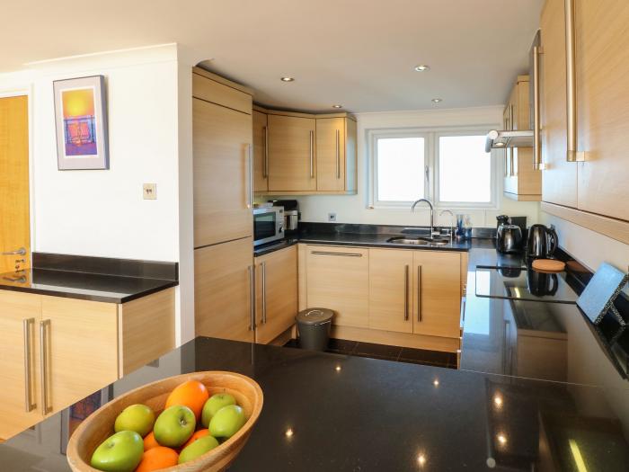 19 Seaview Apartments, Southsea, Hampshire. Close to shop, pub, beach. Pet-friendly. Parking. Wi-Fi.