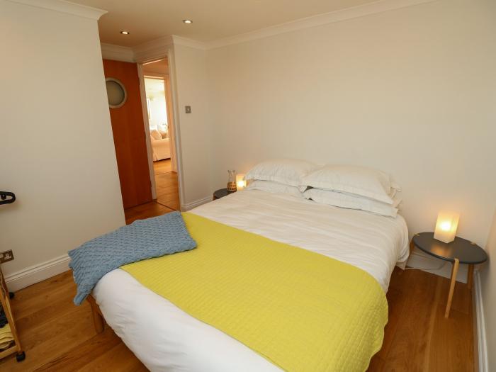 19 Seaview Apartments, Southsea, Hampshire. Close to shop, pub, beach. Pet-friendly. Parking. Wi-Fi.