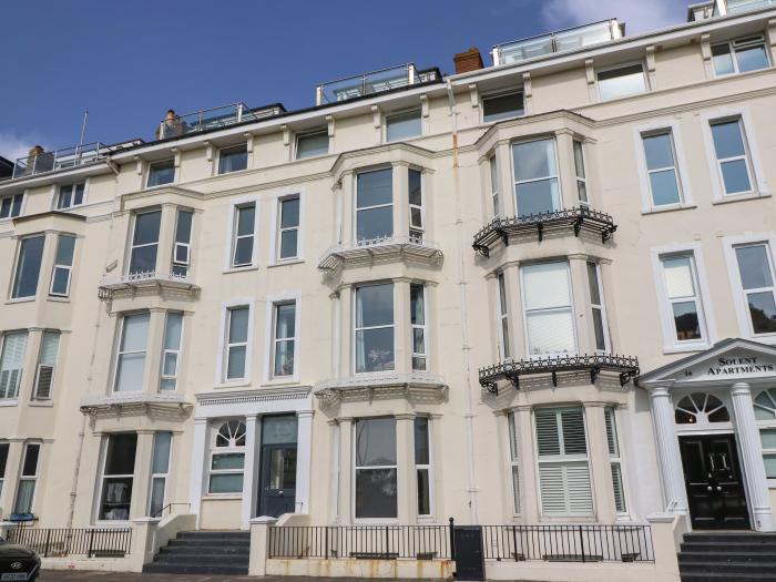 19 Seaview Apartments, Southsea, Hampshire. Close to shop, pub, beach. Pet-friendly. Parking. Wi-Fi.