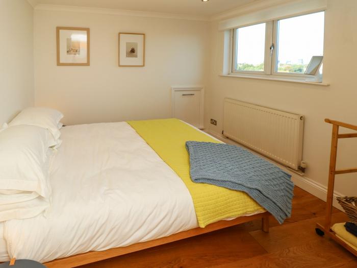 19 Seaview Apartments, Southsea, Hampshire. Close to shop, pub, beach. Pet-friendly. Parking. Wi-Fi.