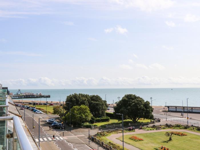 19 Seaview Apartments, Southsea, Hampshire. Close to shop, pub, beach. Pet-friendly. Parking. Wi-Fi.