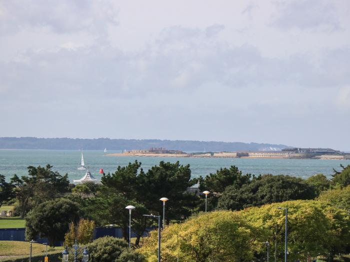 19 Seaview Apartments, Southsea, Hampshire. Close to shop, pub, beach. Pet-friendly. Parking. Wi-Fi.