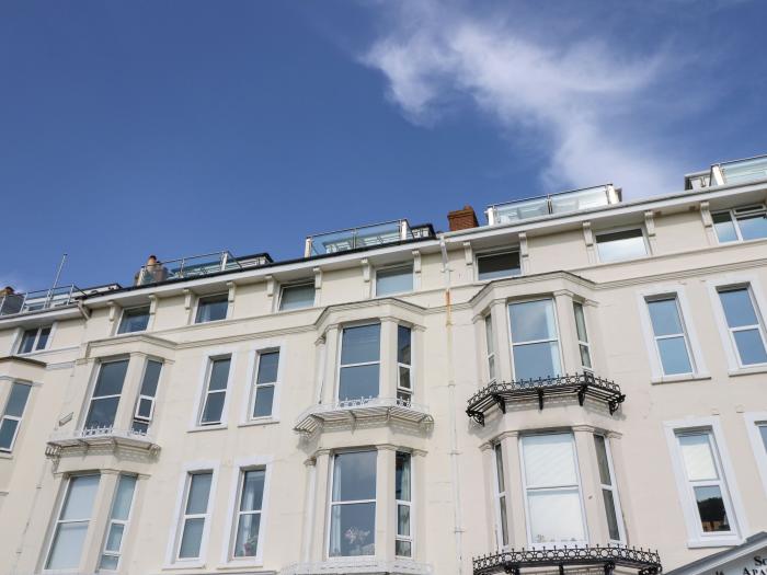 19 Seaview Apartments, Southsea, Hampshire. Close to shop, pub, beach. Pet-friendly. Parking. Wi-Fi.