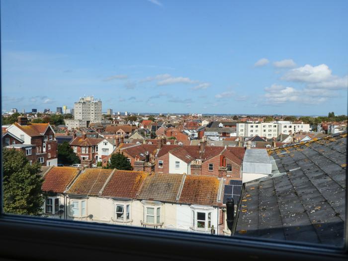 19 Seaview Apartments, Southsea, Hampshire. Close to shop, pub, beach. Pet-friendly. Parking. Wi-Fi.