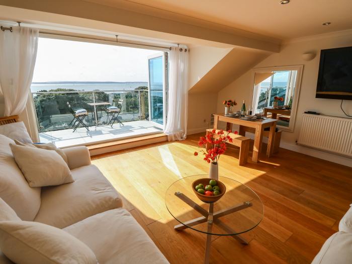 19 Seaview Apartments, Southsea, Hampshire. Close to shop, pub, beach. Pet-friendly. Parking. Wi-Fi.