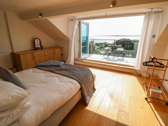 19 Seaview Apartments, Southsea, Hampshire. Close to shop, pub, beach. Pet-friendly. Parking. Wi-Fi.