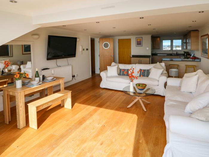 19 Seaview Apartments, Southsea, Hampshire. Close to shop, pub, beach. Pet-friendly. Parking. Wi-Fi.