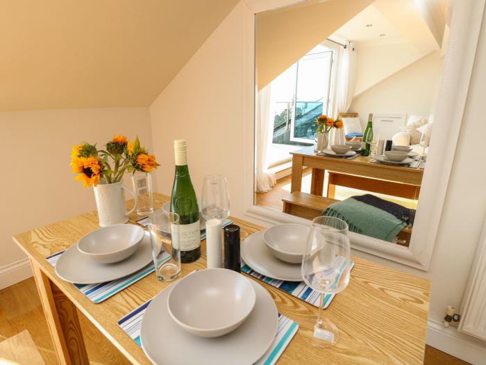 19 Seaview Apartments, Southsea, Hampshire. Close to shop, pub, beach. Pet-friendly. Parking. Wi-Fi.