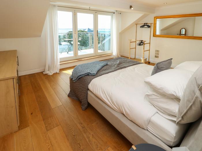 19 Seaview Apartments, Southsea, Hampshire. Close to shop, pub, beach. Pet-friendly. Parking. Wi-Fi.