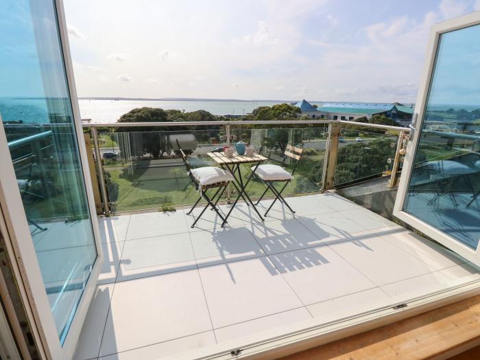 19 Seaview Apartments, Southsea, Hampshire. Close to shop, pub, beach. Pet-friendly. Parking. Wi-Fi.