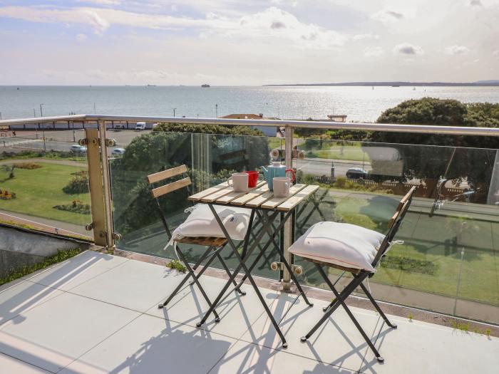 19 Seaview Apartments, Southsea, Hampshire. Close to shop, pub, beach. Pet-friendly. Parking. Wi-Fi.