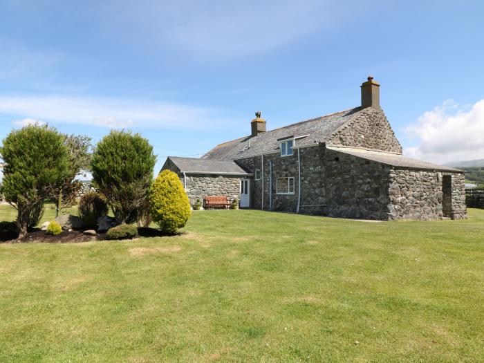 Bwthyn, is in Dyffryn Ardudwy, Gwynedd. Three-bedroom home near beach and amenities. Mountain views.