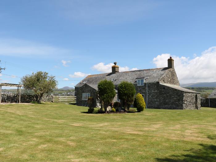 Bwthyn, is in Dyffryn Ardudwy, Gwynedd. Three-bedroom home near beach and amenities. Mountain views.