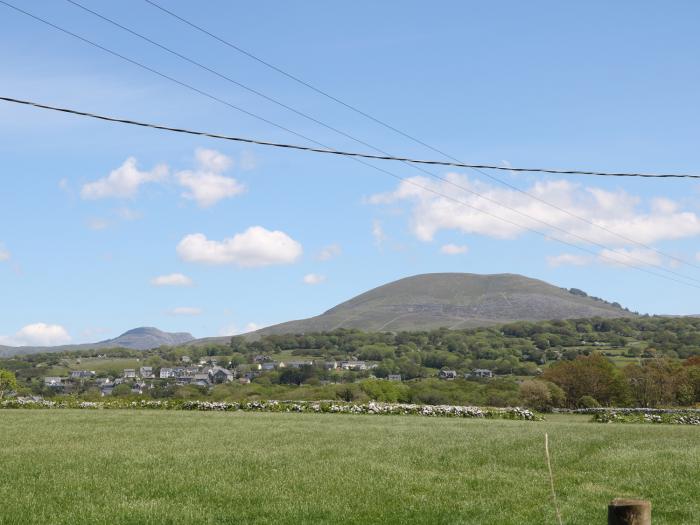 Bwthyn, is in Dyffryn Ardudwy, Gwynedd. Three-bedroom home near beach and amenities. Mountain views.