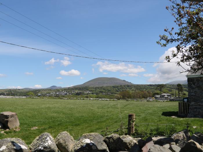 Bwthyn, is in Dyffryn Ardudwy, Gwynedd. Three-bedroom home near beach and amenities. Mountain views.