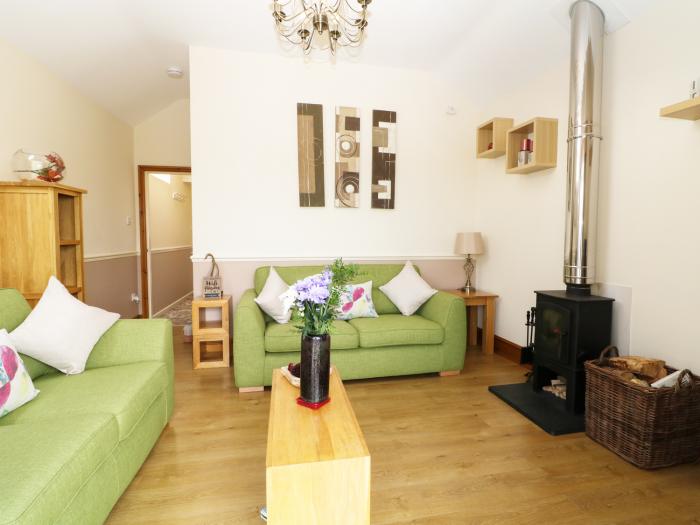 Beudy rests in Dyffryn Ardudwy, in Gwynedd. Two-bedroom home near beach and amenities. Private patio