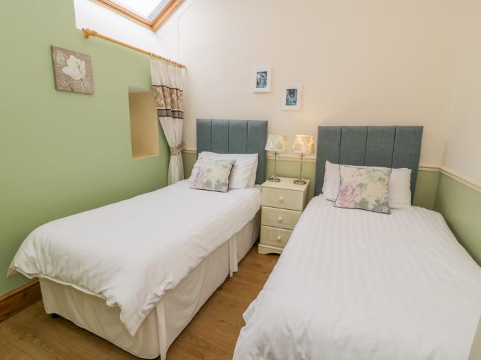 Beudy rests in Dyffryn Ardudwy, in Gwynedd. Two-bedroom home near beach and amenities. Private patio