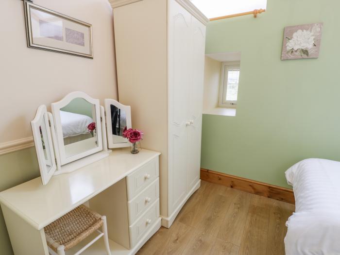 Beudy rests in Dyffryn Ardudwy, in Gwynedd. Two-bedroom home near beach and amenities. Private patio