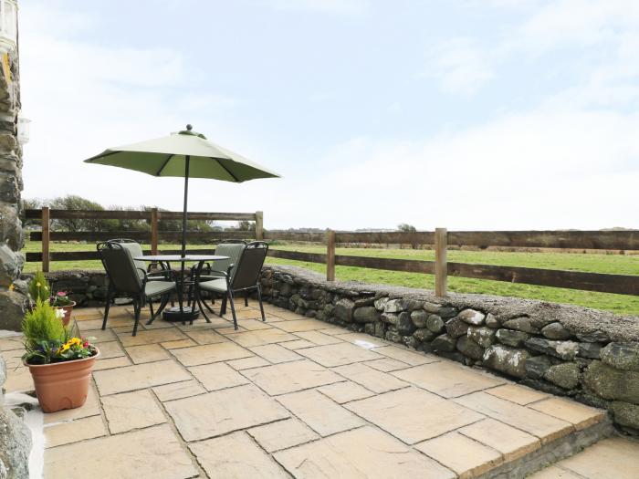 Beudy rests in Dyffryn Ardudwy, in Gwynedd. Two-bedroom home near beach and amenities. Private patio