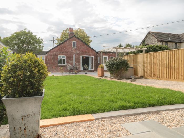 Sunny Croft, a 1930s bungalow in Broadmayne, Dorchester, Dorset. Stunning countryside views. Hot tub