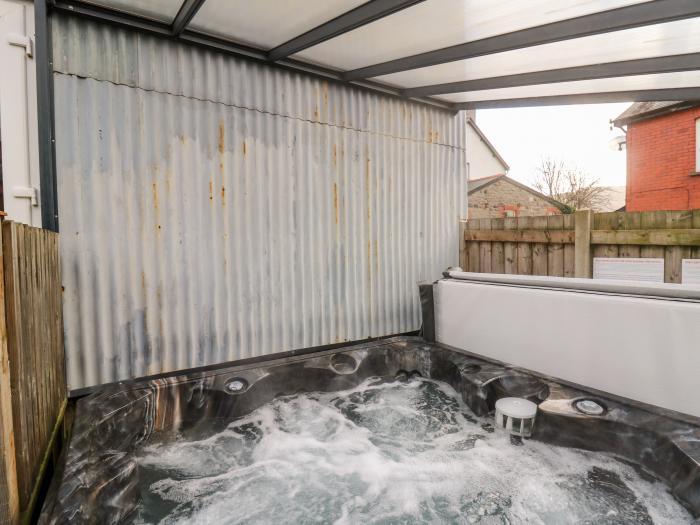 Afonwy House, Rhayader, Powys. Hot tub. Lockable bike storage. Close to shop and pub. Zip/link beds.