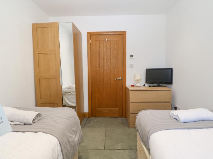 Hen Gapel Seion, Trefor, Gwynedd. Smart TV. Near a National Park. Off-road parking. Enclosed garden.