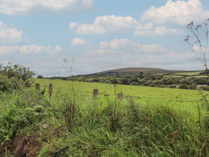 3 Skaigh View Cottages, Sticklepath, Devon. Open-plan living. Rear enclosed garden. Pet-friendly. TV