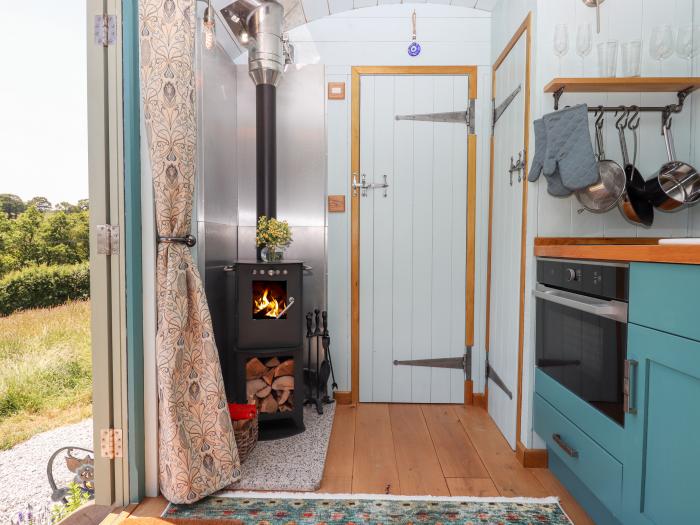 Two Moors Shepherds Hut, Hittisleigh, Devon. Single-storey shepherds hut. Romantic dwelling. One pet