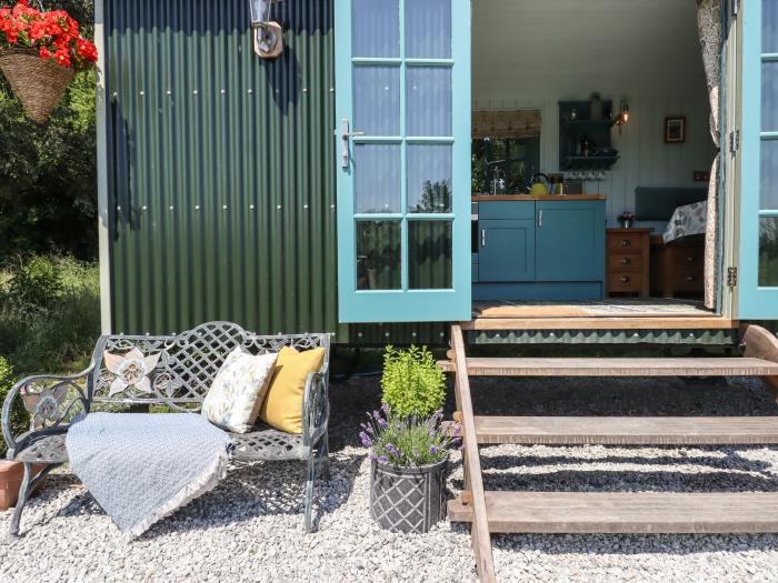 Two Moors Shepherds Hut, Hittisleigh, Devon. Single-storey shepherds hut. Romantic dwelling. One pet