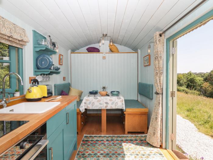 Two Moors Shepherds Hut, Hittisleigh, Devon. Single-storey shepherds hut. Romantic dwelling. One pet