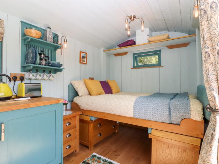 Two Moors Shepherds Hut, Hittisleigh, Devon. Single-storey shepherds hut. Romantic dwelling. One pet