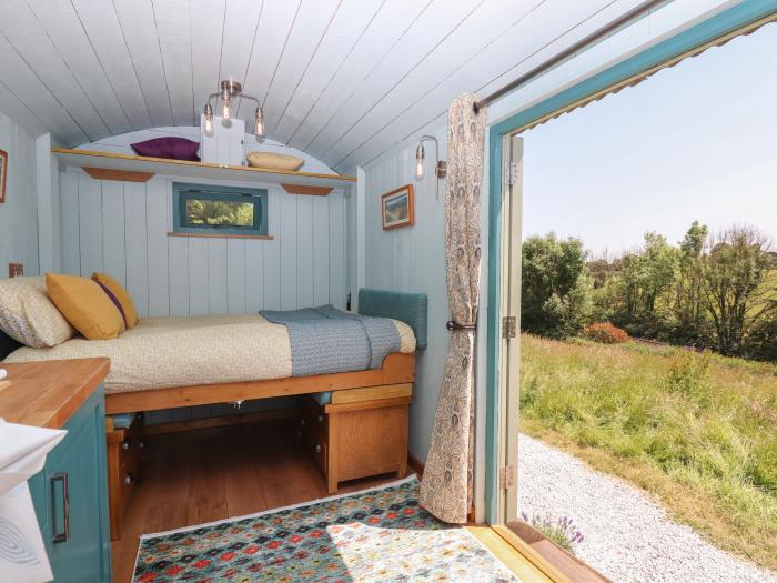 Two Moors Shepherds Hut, Hittisleigh, Devon. Single-storey shepherds hut. Romantic dwelling. One pet