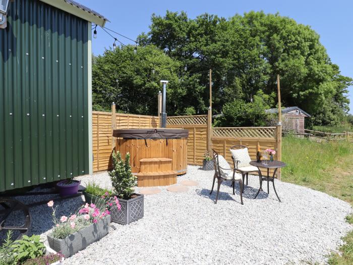 Two Moors Shepherds Hut, Hittisleigh, Devon. Single-storey shepherds hut. Romantic dwelling. One pet