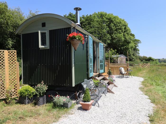 Two Moors Shepherds Hut, Hittisleigh, Devon. Single-storey shepherds hut. Romantic dwelling. One pet