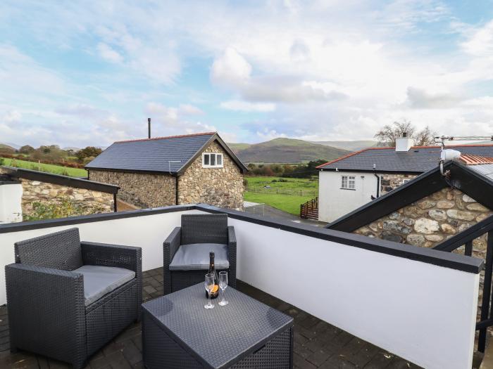 Bryn Eglwys Barn, Tywyn, Gwynedd. Single-storey barn conversion with rural views. Ideal for couples.