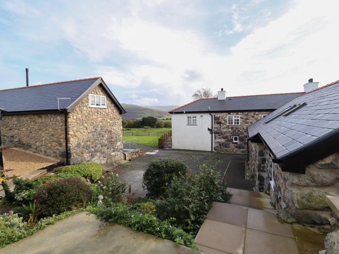 Bryn Eglwys Barn, Tywyn, Gwynedd. Single-storey barn conversion with rural views. Ideal for couples.