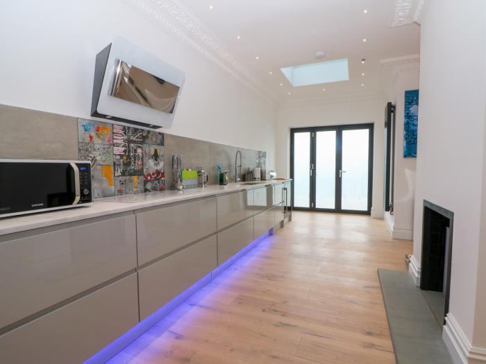 Cliffhanger, Hastings, East Sussex. Six-bedroom home with private roof terrace & hot tub. Near beach