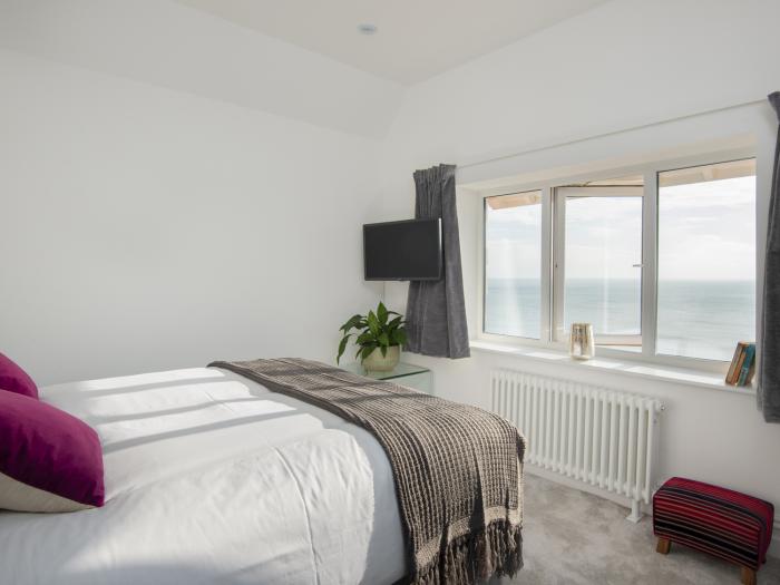 Cliffhanger, Hastings, East Sussex. Six-bedroom home with private roof terrace & hot tub. Near beach