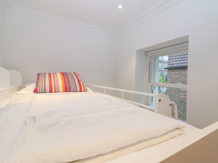 Cliffhanger, Hastings, East Sussex. Six-bedroom home with private roof terrace & hot tub. Near beach