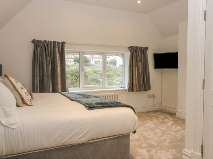 Cliffhanger, Hastings, East Sussex. Six-bedroom home with private roof terrace & hot tub. Near beach