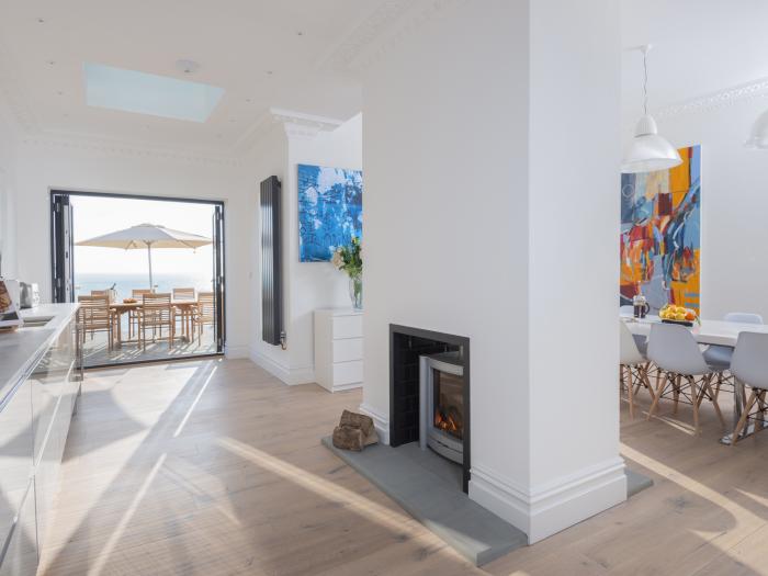 Cliffhanger, Hastings, East Sussex. Six-bedroom home with private roof terrace & hot tub. Near beach